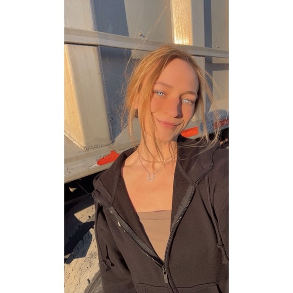 Meet your Posher, Megan - Picture 3 of 5